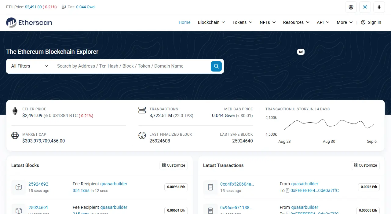 Etherscan 真實首頁,搜尋欄提示可輸入 Address、Tx Hash、Block、Token 或 Domain Name,下方顯示最新區塊與交易